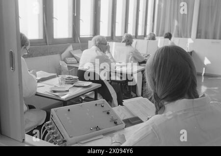Courant 17 - 6 - 1974 : fait avec du bon goûteAu laboratoire de l'abattoir norvégien à Løren à Oslo, 16 personnes s'assoient et jugent le goût de la viande norvégienne et des produits de porc. Photo : Sverre A. Børretzen / Aktuell / NTB ***PHOTO NON TRAITÉE*** Banque D'Images