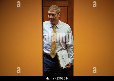 Washington, États-Unis. 10 avril 2024. Le représentant Jim Jordan (R-OH) monte dans un ascenseur au Capitole des États-Unis, à Washington, DC, le mercredi 10 avril, 2024. (Graeme Sloan/Sipa USA) crédit : Sipa USA/Alamy Live News Banque D'Images