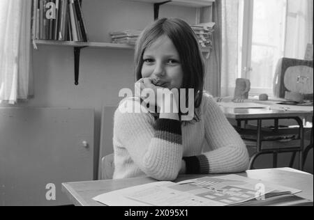 Courant 13 - 1 - 1974 : la plus grande et la plus petite nous avons obtenu le ministère de l'Église et de l'éducation pour sélectionner la plus grande et la plus petite école du pays. L'école Ulriken de Bergen compte 983 élèves et 71 enseignants. À Sognefjorden, nous avons Måren école avec 2 élèves et 1 professeur. Deux contrastes forts. Photo : Aage Storløkken / Aktuell / NTB ***PHOTO NON TRAITÉE*** Banque D'Images