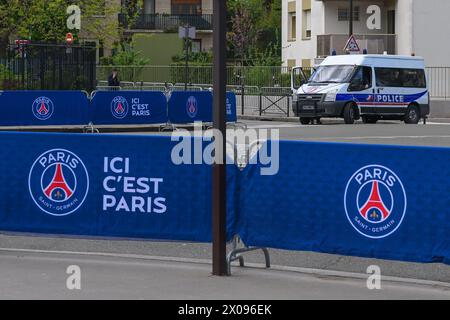 Paris, France. 10 avril 2024. PARIS, FRANCE - 10 AVRIL : la police est vue à l'extérieur du stade avant le quart de finale première manche - UEFA Champions League 2023/24 entre le Paris Saint-Germain et le FC Barcelone au Parc des Princes le 10 avril 2024 à Paris, France. (Photo Matthieu Mirville/Agence BSR) crédit : Agence BSR/Alamy Live News Banque D'Images