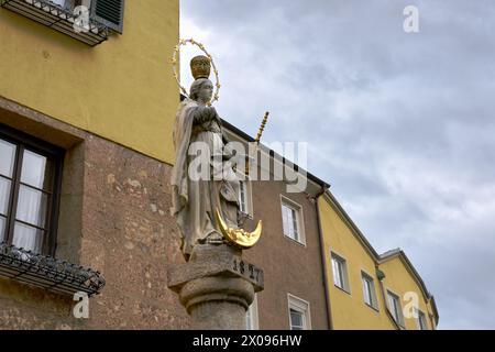 Hall, Autriche – 21 septembre 2023. Fontaine Statue dans la vieille place de la ville au Tyrol Autriche. La statue au sommet de la fontaine sur la place de la vieille ville Banque D'Images