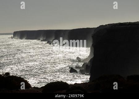 Photo spectaculaire des légendaires falaises de Nullarbor dessinées au coucher du soleil Banque D'Images