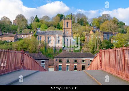 Vue sur le pont à Ironbridge, Shropshire, Royaume-Uni vers la ville. Avec l'église en arrière-plan Banque D'Images