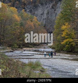 Famille se promenant dans la gorge du parc national de Taughannock Falls, une destination touristique dans la région de Finger Lakes, dans le nord de l'État de New York. Cascade célèbre dans Banque D'Images