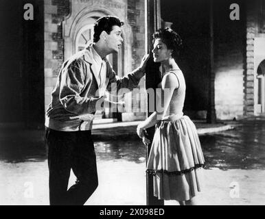 Cliff Richard, Carole Gray, sur le plateau du film britannique, 'The Young Ones', titre américain : 'Wonderful to Be Young', Warner-Pathe, Paramount Pictures, 1961 Banque D'Images