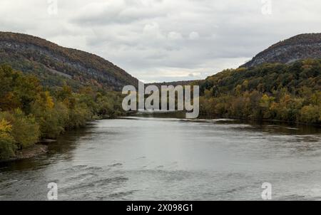 delaware vue de trou d'eau du viaduc (automne avec couleurs d'automne, arbres changeant) beau paysage Pennsylvanie et nouvelle frontière de jersey (rivière, ciel, tre Banque D'Images