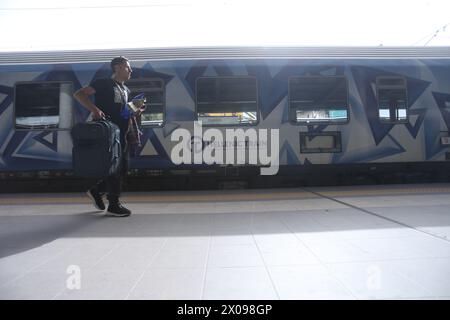 La gare principale d'Athènes. La compagnie ferroviaire italienne, Trenitalia, cherche un moyen de sortir des trains grecs alors que la reprise tant discutée se déroule dans leur waterloo européen. L'avenir de Trenitalia est assombri dans le rail grec, car même ceux qui auraient pu se considérer comme des sauveurs ou des investisseurs stratégiques pour la malheureuse entreprise ont péri dans la nuit glaciale de février 28 dans la tragédie de Tempe. Banque D'Images