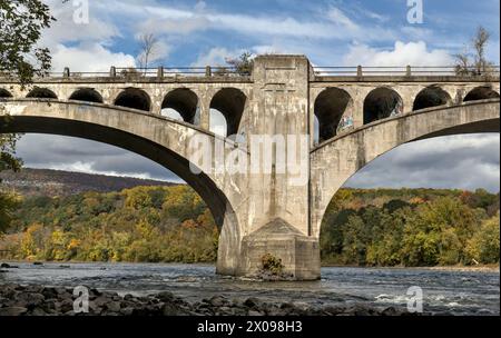 viaduc du fleuve delaware (pont ferroviaire abandonné à delaware water gap) traversant le nouveau maillot en pennsylvanie (structure ferroviaire en béton avec arches) l Banque D'Images