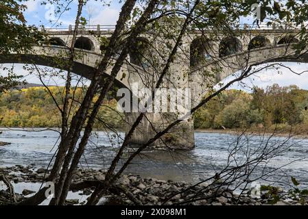 viaduc du fleuve delaware (pont ferroviaire abandonné à delaware water gap) traversant le nouveau maillot en pennsylvanie (structure ferroviaire en béton avec arches) l Banque D'Images