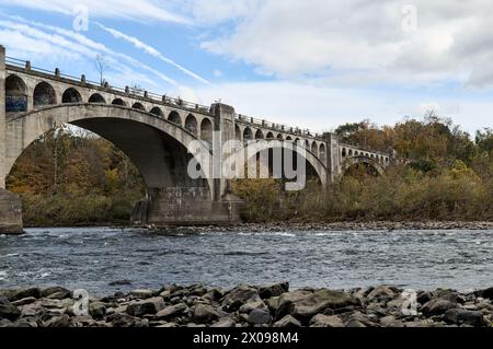 viaduc du fleuve delaware (pont ferroviaire abandonné à delaware water gap) traversant le nouveau maillot en pennsylvanie (structure ferroviaire en béton avec arches) l Banque D'Images