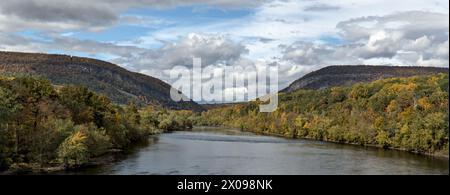 delaware vue de trou d'eau du viaduc (automne avec couleurs d'automne, arbres changeant) beau paysage Pennsylvanie et nouvelle frontière de jersey (rivière, ciel, tre Banque D'Images