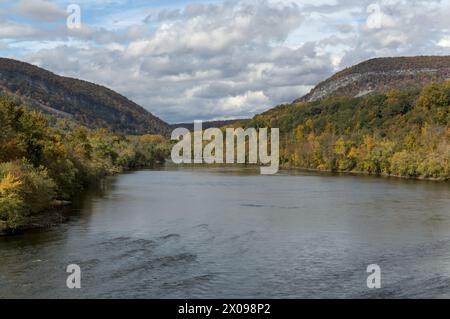 delaware vue de trou d'eau du viaduc (automne avec couleurs d'automne, arbres changeant) beau paysage Pennsylvanie et nouvelle frontière de jersey (rivière, ciel, tre Banque D'Images