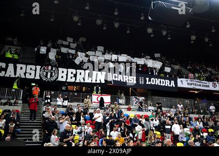 Les fans de Besiktas brandissent de grandes cartes blanches dans le stand extérieur lors du match de deuxième manche de la finale féminine de l'EuroCup à la Copperbox Arena de Londres. Date de la photo : mercredi 10 avril 2024. Voir PA Story BASKETBALL London. Le crédit photo devrait se lire : Zac Goodwin/PA Wire. RESTRICTIONS : utilisation sujette à restrictions. Utilisation éditoriale uniquement, aucune utilisation commerciale sans le consentement préalable du titulaire des droits. Banque D'Images