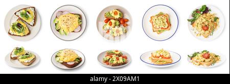 Collage de savoureux sandwichs aux œufs brouillés sur fond blanc Banque D'Images