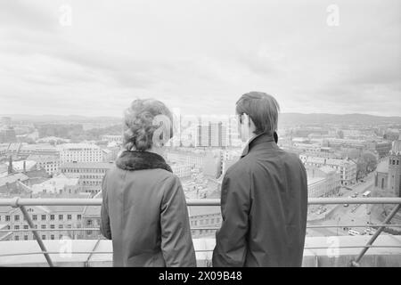 Courant 18 - 7 - 1974 : pactKasper Holand et Diana Dmitrievna Lazareva ont dû attendre quatre ans avant de pouvoir enfin se marier. Après la visite de Trygve Bratteli en Union soviétique, les choses se sont finalement bien passées. C'était la première fois depuis la guerre qu'ils épousaient un citoyen soviétique au palais de justice d'Oslo. Photo : Aage Storløkken / Aktuell / NTB ***PHOTO NON TRAITÉE*** Banque D'Images