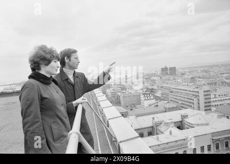 Courant 18 - 7 - 1974 : pactKasper Holand et Diana Dmitrievna Lazareva ont dû attendre quatre ans avant de pouvoir enfin se marier. Après la visite de Trygve Bratteli en Union soviétique, les choses se sont finalement bien passées. C'était la première fois depuis la guerre qu'ils épousaient un citoyen soviétique au palais de justice d'Oslo. Photo : Aage Storløkken / Aktuell / NTB ***PHOTO NON TRAITÉE*** Banque D'Images