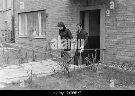 Courant 18 - 7 - 1974 : pactKasper Holand et Diana Dmitrievna Lazareva ont dû attendre quatre ans avant de pouvoir enfin se marier. Après la visite de Trygve Bratteli en Union soviétique, les choses se sont finalement bien passées. C'était la première fois depuis la guerre qu'ils épousaient un citoyen soviétique au palais de justice d'Oslo. Photo : Aage Storløkken / Aktuell / NTB ***PHOTO NON TRAITÉE*** Banque D'Images