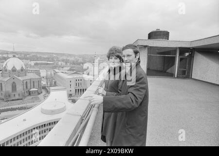 Courant 18 - 7 - 1974 : pactKasper Holand et Diana Dmitrievna Lazareva ont dû attendre quatre ans avant de pouvoir enfin se marier. Après la visite de Trygve Bratteli en Union soviétique, les choses se sont finalement bien passées. C'était la première fois depuis la guerre qu'ils épousaient un citoyen soviétique au palais de justice d'Oslo. Photo : Aage Storløkken / Aktuell / NTB ***PHOTO NON TRAITÉE*** Banque D'Images