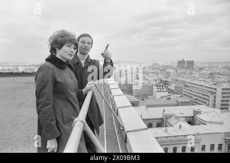 Courant 18 - 7 - 1974 : pactKasper Holand et Diana Dmitrievna Lazareva ont dû attendre quatre ans avant de pouvoir enfin se marier. Après la visite de Trygve Bratteli en Union soviétique, les choses se sont finalement bien passées. C'était la première fois depuis la guerre qu'ils épousaient un citoyen soviétique au palais de justice d'Oslo. Photo : Aage Storløkken / Aktuell / NTB ***PHOTO NON TRAITÉE*** Banque D'Images