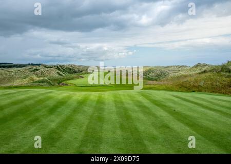 Un parcours de golf vallonné face à la mer en Ecosse Banque D'Images