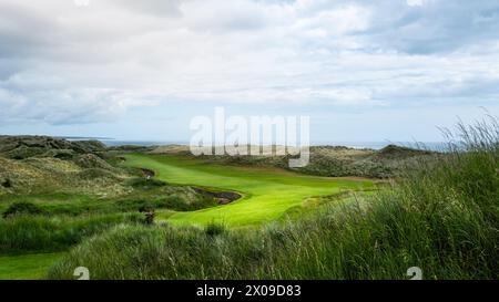 Un parcours de golf vallonné face à la mer en Ecosse Banque D'Images