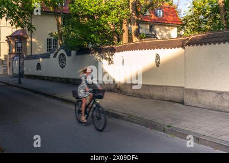 Jeune femme méconnaissable conduisant un vélo avec un effet de flou de mouvement intentionnel Banque D'Images