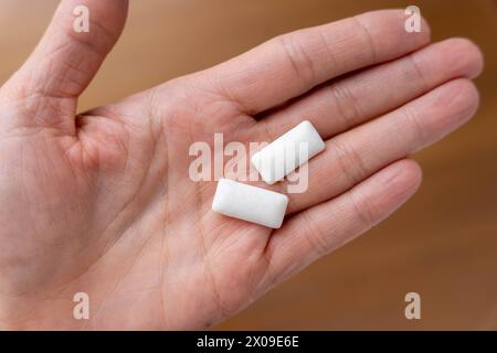 morceaux de chewing-gum, soulignant le rôle de la gomme dans le maintien de l'haleine fraîche et la promotion de la santé bucco-dentaire. Image conceptuelle pour les soins dentaires Banque D'Images