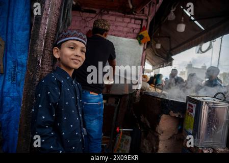 Un garçon musulman cachemirien regarde à l'extérieur du sanctuaire Hazratbal alors que les musulmans célèbrent le festival Eid-ul-Fitr à Srinagar. La fête musulmane de l'Aïd al-Fitr célèbre la fin du mois sacré islamique du Ramadan. Sa date est déterminée par l'observation du croissant de lune, marquant le début du mois de Shawwal. Les musulmans du monde entier qui ont observé l'observation du croissant de lune marquant le début du mois de Shawwal célèbrent l'Aïd al-Fitr le mercredi 10 avril. Banque D'Images