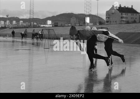 Aktuell 44-6-1973 : Stjernenes sportIdrett er politikk. Skøytesporten er énort populær i Norge, som underholdning. SOM en bevegelse pour å få folk til å gå på skøyter er den lite vellykket. Skøyteforbundet satser på eliten. En må kunne si at det knapt er plass for masseidrett på isen. DET er stjernenes sport. Foto. Aage Storløkken / Ivar Aaserud / Aktuell / NTB ***FOTO IKKE BILDEBEHANDLET*** ce texte a été traduit automatiquement! Banque D'Images