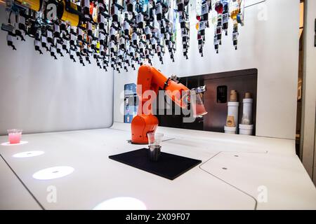 Torino, Italie. 10 avril 2024. Il robot prépara un cocktail durante l'inaugurazione del Opening bar robotizzato e panel "Tech & the City' a Torino, Italia - Cronaca - giovedi 10 aprile 2024 - ( photo Alberto Gandolfo/LaPresse ) robot prépare un cocktail lors du Robotic Opening bar et du panel "Tech & the City" lors de l'inauguration du à Turin, Italie - mercredi 10 avril 2024 - Actualités - ( photo Alberto Gandolfo/LaPresse ) crédit : LaPresse/Alamy Live News Banque D'Images