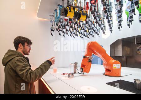 Torino, Italie. 10 avril 2024. Il robot consegna il cocktail al cliente durante l'inaugurazione del Opening bar robotizzato e panel "Tech & the City' a Torino, Italia - Cronaca - giovedi 10 aprile 2024 - ( photo Alberto Gandolfo/LaPresse ) robot donne le cocktail tjhe au client lors du Robotic Opening bar et du panel « Tech & the City » lors de l'inauguration du à Turin, Italie - mercredi 10 avril 2024 - Actualités - ( photo Alberto Gandolfo/LaPresse ) crédit : LaPresse/Alamy Live News Banque D'Images