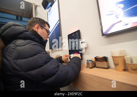 Torino, Italie. 10 avril 2024. Un cliente ordina un drink durante l'inaugurazione del Opening bar robotizzato e panel "Tech & the City' a Torino, Italia - Cronaca - giovedi 10 aprile 2024 - ( photo Alberto Gandolfo/LaPresse ) un client commande un verre lors du Robotic Opening bar et du panel "Tech & the City" inauguration du à Turin, Italie - mercredi 10 avril 2024 - Actualités - ( photo Alberto Gandolfo/LaPresse ) crédit : LaPresse/Alamy Live News Banque D'Images