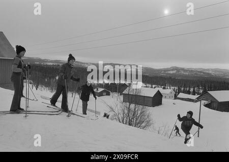Aktuell 10 - 3 - 1974 : Nytt liv i gammel grendLeirskogen skole Øst for Bagn i Valdres skal erstattes av ny skole, siden bygda viser seg å være levedyktig. Frappez le tilbake folklorique de moustiquaire. Foto ; Sverre A. Børretzen / Aktuell / NTB ***FOTO IKKE BILDEBEHANDLET*** ce texte a été traduit automatiquement! Banque D'Images