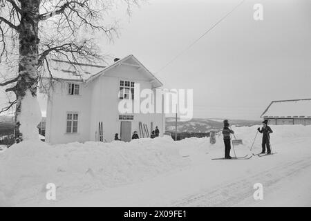 Aktuell 10 - 3 - 1974 : Nytt liv i gammel grendLeirskogen skole Øst for Bagn i Valdres skal erstattes av ny skole, siden bygda viser seg å være levedyktig. Frappez le tilbake folklorique de moustiquaire. Foto ; Sverre A. Børretzen / Aktuell / NTB ***FOTO IKKE BILDEBEHANDLET*** ce texte a été traduit automatiquement! Banque D'Images