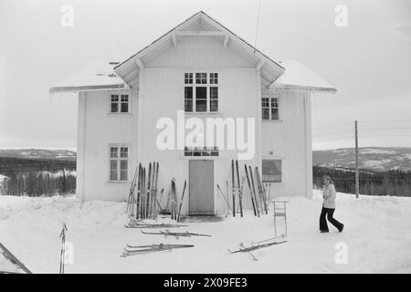 Aktuell 10 - 3 - 1974 : Nytt liv i gammel grendLeirskogen skole Øst for Bagn i Valdres skal erstattes av ny skole, siden bygda viser seg å være levedyktig. Frappez le tilbake folklorique de moustiquaire. Foto ; Sverre A. Børretzen / Aktuell / NTB ***FOTO IKKE BILDEBEHANDLET*** ce texte a été traduit automatiquement! Banque D'Images