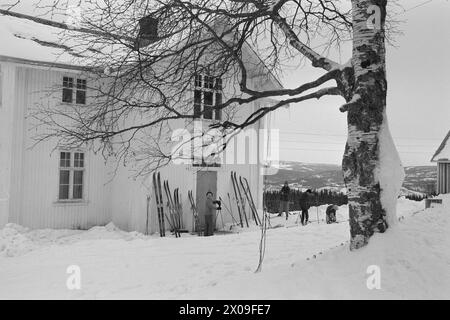 Aktuell 10 - 3 - 1974 : Nytt liv i gammel grendLeirskogen skole Øst for Bagn i Valdres skal erstattes av ny skole, siden bygda viser seg å være levedyktig. Frappez le tilbake folklorique de moustiquaire. Foto ; Sverre A. Børretzen / Aktuell / NTB ***FOTO IKKE BILDEBEHANDLET*** ce texte a été traduit automatiquement! Banque D'Images