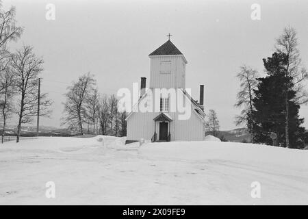Aktuell 10 - 3 - 1974 : Nytt liv i gammel grendLeirskogen skole Øst for Bagn i Valdres skal erstattes av ny skole, siden bygda viser seg å være levedyktig. Frappez le tilbake folklorique de moustiquaire. Foto ; Sverre A. Børretzen / Aktuell / NTB ***FOTO IKKE BILDEBEHANDLET*** ce texte a été traduit automatiquement! Banque D'Images