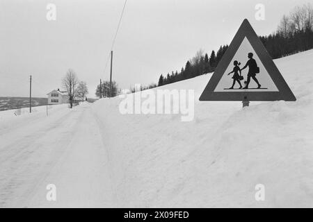Aktuell 10 - 3 - 1974 : Nytt liv i gammel grendLeirskogen skole Øst for Bagn i Valdres skal erstattes av ny skole, siden bygda viser seg å være levedyktig. Frappez le tilbake folklorique de moustiquaire. Foto ; Sverre A. Børretzen / Aktuell / NTB ***FOTO IKKE BILDEBEHANDLET*** ce texte a été traduit automatiquement! Banque D'Images