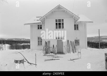Aktuell 10 - 3 - 1974 : Nytt liv i gammel grendLeirskogen skole Øst for Bagn i Valdres skal erstattes av ny skole, siden bygda viser seg å være levedyktig. Frappez le tilbake folklorique de moustiquaire. Foto ; Sverre A. Børretzen / Aktuell / NTB ***FOTO IKKE BILDEBEHANDLET*** ce texte a été traduit automatiquement! Banque D'Images