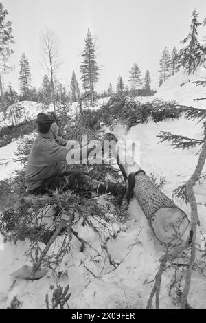 Aktuell 10 - 3 - 1974 : Nytt liv i gammel grendLeirskogen skole Øst for Bagn i Valdres skal erstattes av ny skole, siden bygda viser seg å være levedyktig. Frappez le tilbake folklorique de moustiquaire. Foto ; Sverre A. Børretzen / Aktuell / NTB ***FOTO IKKE BILDEBEHANDLET*** ce texte a été traduit automatiquement! Banque D'Images