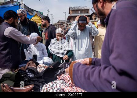 10 avril 2024, Srinagar, Jammu-et-Cachemire, Inde : les gens achètent des calottes devant la boutique en bord de route du sanctuaire Hazratbal pendant le festival Eid-ul-Fitr à Srinagar. La fête musulmane de l'Aïd al-Fitr célèbre la fin du mois sacré islamique du Ramadan. Sa date est déterminée par l'observation du croissant de lune, marquant le début du mois de Shawwal. Les musulmans du monde entier qui ont observé l'observation du croissant de lune marquant le début du mois de Shawwal célèbrent l'Aïd al-Fitr le mercredi 10 avril. (Crédit image : © Idrees Abbas/SOPA images via ZUMA Press W Banque D'Images