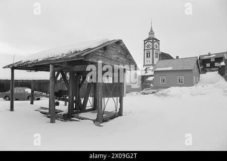 Aktuell 15 - 1 - 1974 : den gamle byen på viddaBevaringen av bergstaden Røros Med sin særegne karakter skal omsider inn i helt faste former. Riksantikvar og kommunale myndigheter er gått i gang for alvor. Foto ; Sverre A. Børretzen / Aktuell / NTB ***FOTO IKKE BILDEBHANDLET*** ce texte a été traduit automatiquement! Banque D'Images