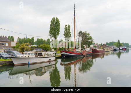 Cambrai, France - 21 mai 2023 : un plan d'eau occupé rempli de nombreux bateaux de différentes tailles et types, naviguant à travers l'eau à proximité Banque D'Images