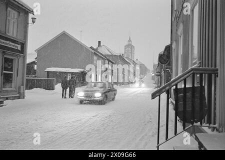 Aktuell 15 - 1 - 1974 : den gamle byen på viddaBevaringen av bergstaden Røros Med sin særegne karakter skal omsider inn i helt faste former. Riksantikvar og kommunale myndigheter er gått i gang for alvor. Foto ; Sverre A. Børretzen / Aktuell / NTB ***FOTO IKKE BILDEBHANDLET*** ce texte a été traduit automatiquement! Banque D'Images