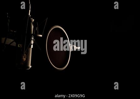 Un ensemble de microphone et filtre pop pour l'enregistrement audio et le chant en studio. Banque D'Images