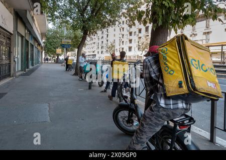 Italie, Rome : les jeunes travaillant pour Glovo attendent de partir avec une commande à livrer Banque D'Images