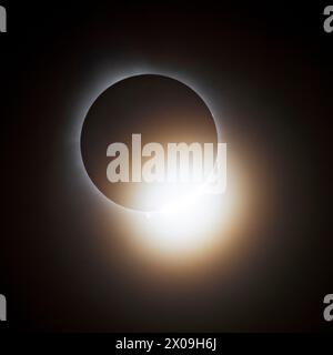 8 avril 2024 : Vincennes, il - Une vue du Soleil émergeant de derrière la Lune lors d'une éclipse solaire totale du parc historique national George Rogers Clark à Vincennes, il Mike Wulf/CSM Banque D'Images