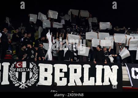 Les fans de Besiktas brandissent de grandes cartes blanches dans le stand extérieur lors du match de deuxième manche de la finale féminine de l'EuroCup à la Copperbox Arena de Londres. Date de la photo : mercredi 10 avril 2024. Voir PA Story BASKETBALL London. Le crédit photo devrait se lire : Zac Goodwin/PA Wire. RESTRICTIONS : utilisation sujette à restrictions. Utilisation éditoriale uniquement, aucune utilisation commerciale sans le consentement préalable du titulaire des droits. Banque D'Images