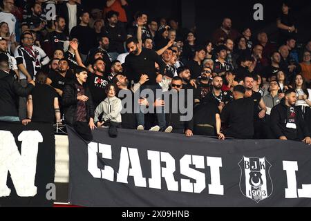 Les fans de Besiktas dans le stand extérieur lors du match de deuxième manche de l'EuroCup Women's final à la Copperbox Arena, Londres. Date de la photo : mercredi 10 avril 2024. Voir PA Story BASKETBALL London. Le crédit photo devrait se lire : Zac Goodwin/PA Wire. RESTRICTIONS : utilisation sujette à restrictions. Utilisation éditoriale uniquement, aucune utilisation commerciale sans le consentement préalable du titulaire des droits. Banque D'Images