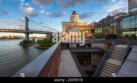 Brooklyn, New York : les gens font du shopping et profitent des derniers rayons du coucher de soleil au centre commercial Empire Stores. Empire Fulton Ferry Park, DUMBO Banque D'Images